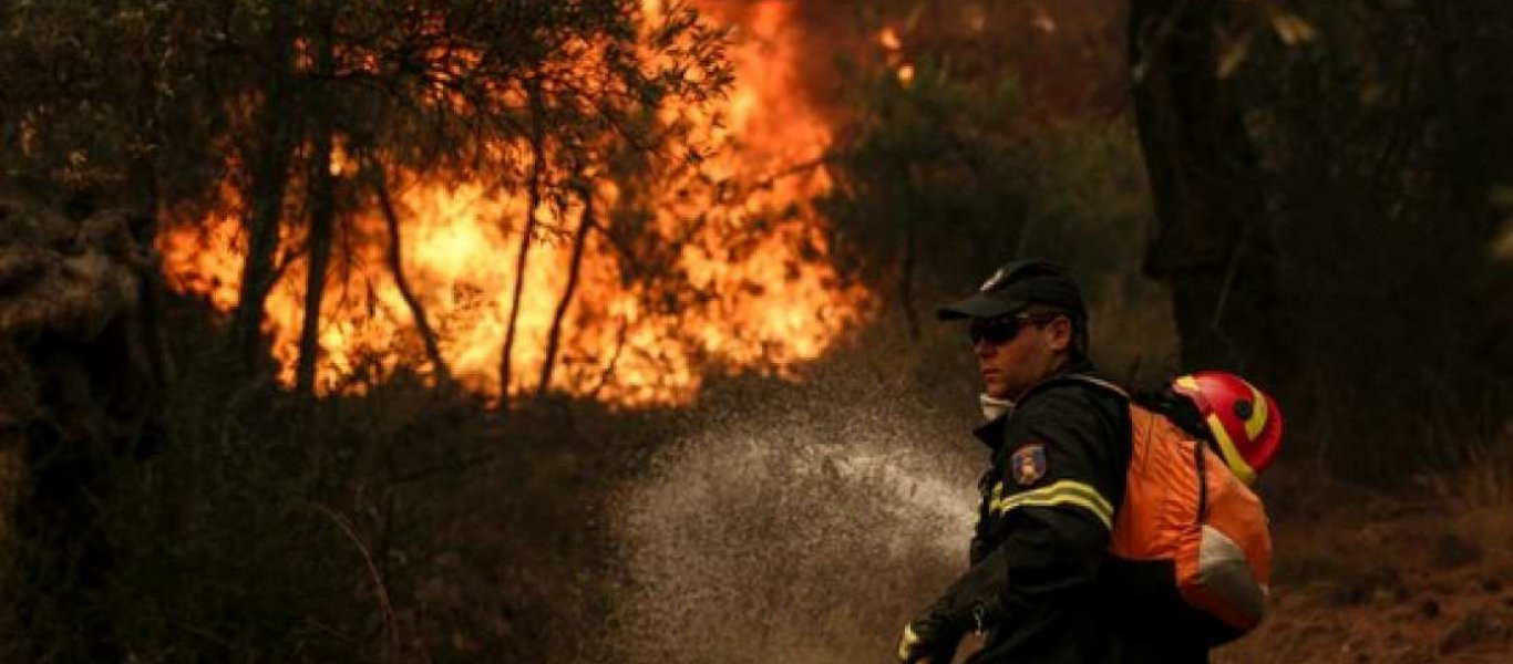 Αγωνιούν οι κάτοικοι στο Βαρνάβα: Συνεχείς οι αναζωπυρώσεις στο μέτωπο των 25χλμ. (φωτό, βίντεο)